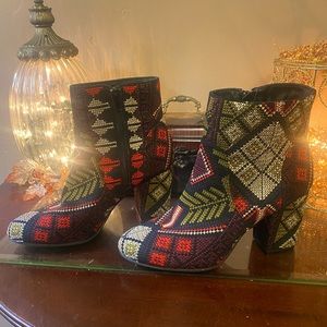 Darling embroidered booties 7.5